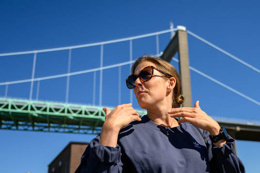 Friidrottaren Charlotta Fougberg blir intervjuad