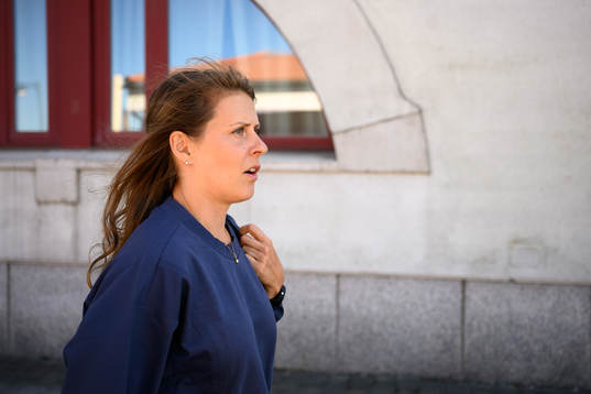 Friidrottaren Charlotta Fougberg blir intervjuad