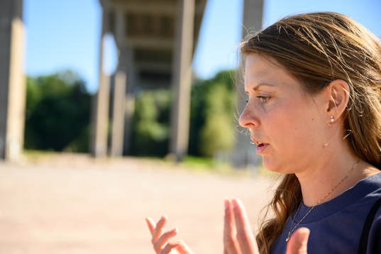 Friidrottaren Charlotta Fougberg blir intervjuad