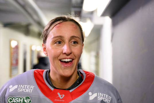 Hanna Olsson blir intervjuad