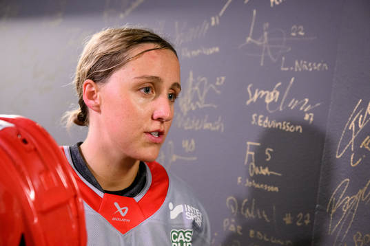 Hanna Olsson blir intervjuad