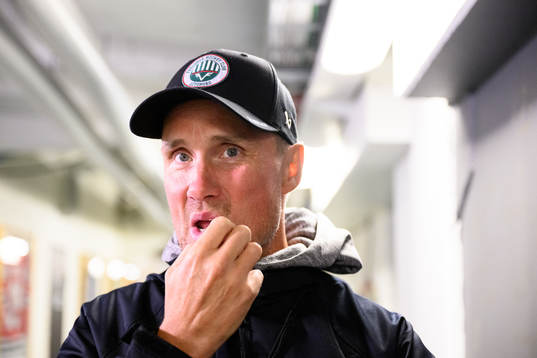 Tränare Roger Rönnberg blir intervjuad