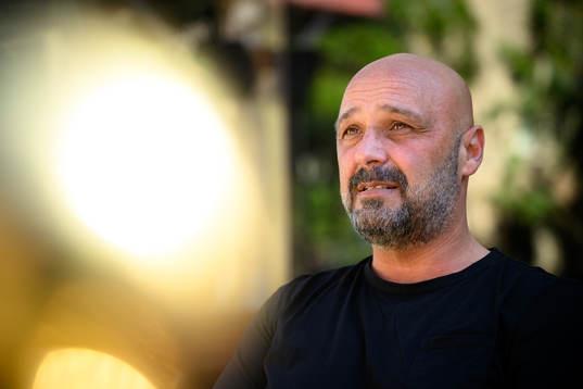 Utsiktens tränare Bosko Orovic blir intervjuad