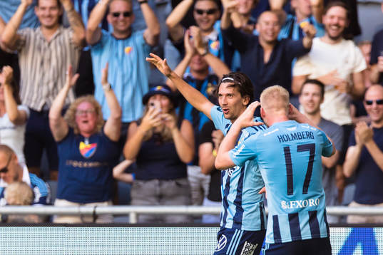 Djurgårdens Gustav Wikheim firar 2-0 med Djurgårdens