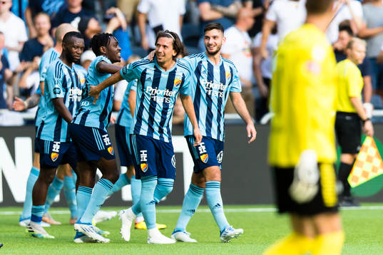 Djurgårdens Joel Asoro gör 3-0 och gratuleras närmast av
