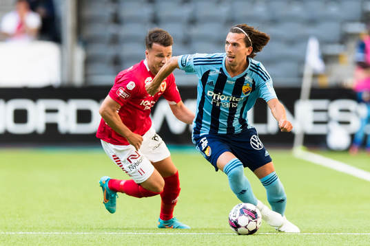 Djurgårdens Gustav Wikheim tar sig förbi Kalmars Simon