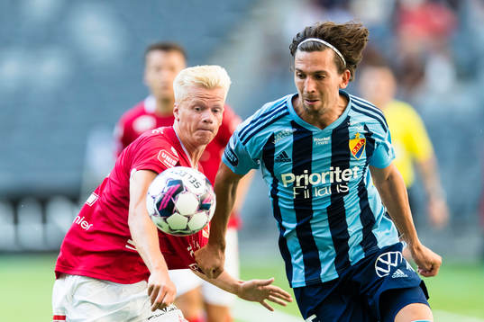 Kalmars Axel Lindahl i kamp om bollen med Djurgårdens