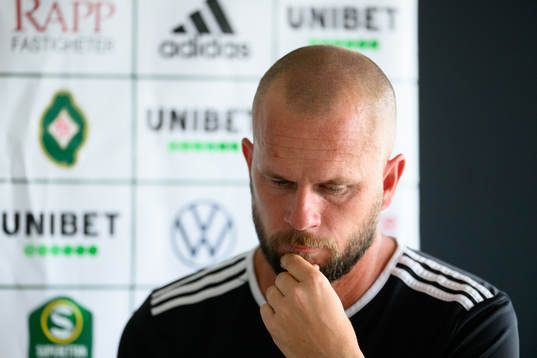 Skövde AIKs tränare Tobias Linderoth på en presskonferens
