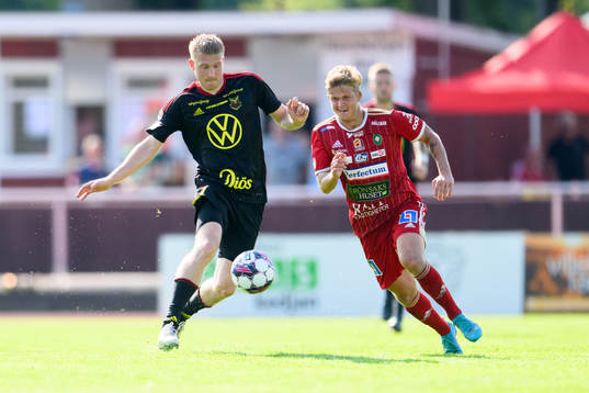 Östersunds Simon Kroon och Skövde AIKs Kevin Holmen
