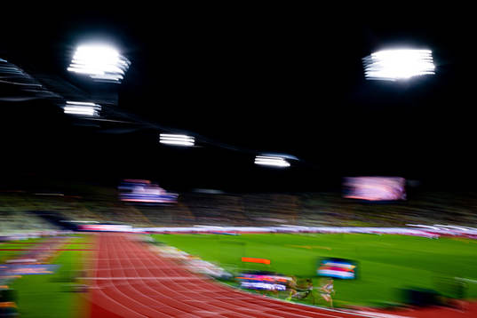 Eilish McColgan of Great Britain and athletes compete in