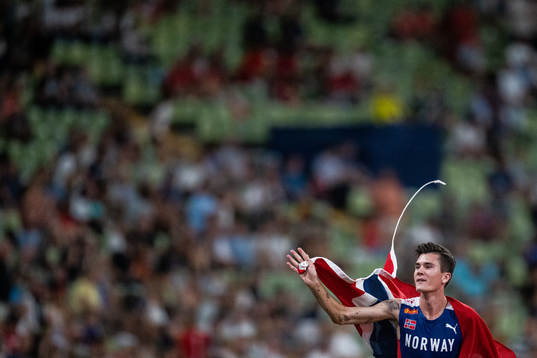 Jakob Ingebrigtsen of Norway celebrates with a flag