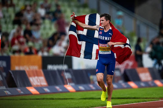Jakob Ingebrigtsen of Norway celebrates with a flag