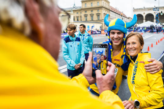 Perseus Karlström of Sweden celebrates with his mother and