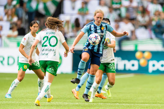 Djurgårdens Alice Bergström omgiven av Hammarbyare
