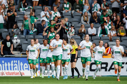 Hammarbys Madelen Janogy jublar med lagkamrater
