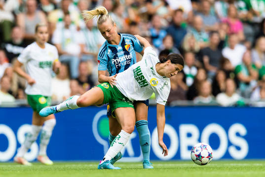 Hammarbys Kyra Cooney-Cross i kamp om bollen med