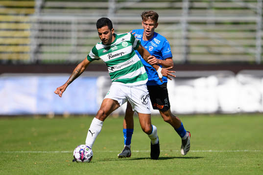 Västerås SKs Pedro Ribeiro och Halmstads Kazper Karlsson