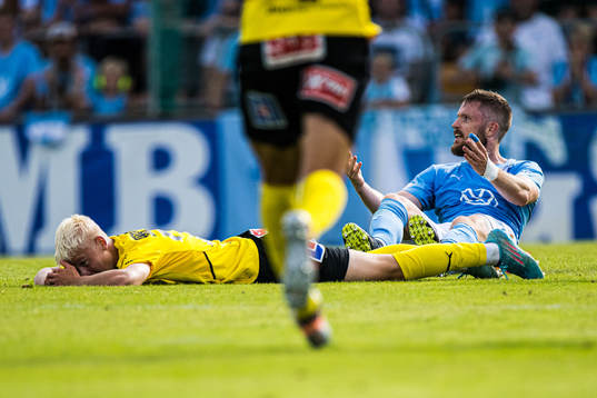 Malmö FFs Niklas Moisander  deppar