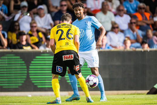 Malmö FFs Joseph Ceesay och Mjällbys Noah Persson
