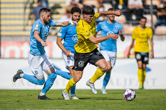Malmö FFs Lasse Nielse och Erdal Rakip mot Mjällbys Jacob