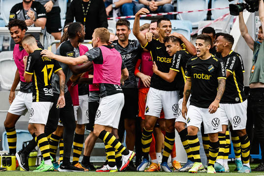 AIKs Nabil Bahoui jublar med lagkamrater