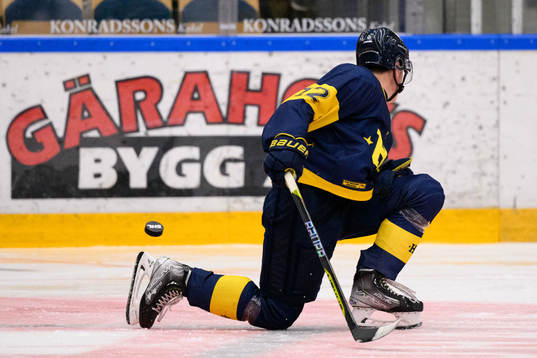 HV71s Hugo Fransson täcker skott