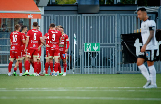 Skövde AIKs Yoann Fellrath jublar med lagkamrater