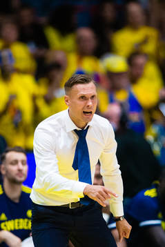 Coach Ludwig Degernäs of Sweden