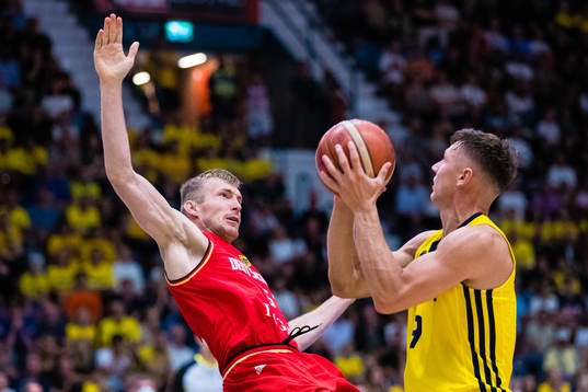 Niels Giffey of Germany and Pelle Larsson of Sweden
