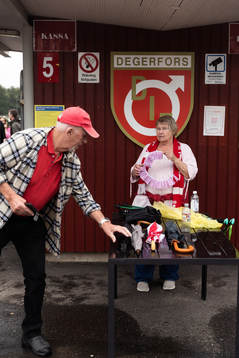 Paraplyer lämnas utanför entreen