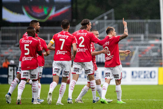 Degerfors Diego Campos jublar med lagkamrater