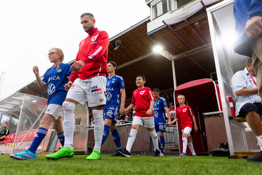 Spelarna går in på planen