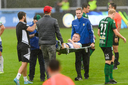 IFK Norrköpings Dino Salihovic blir utburen på bår
