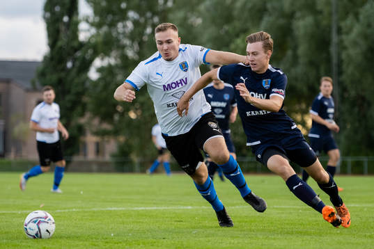 Bellevue's Wiktor Mazur jagar Staffanstorps Viktor Welander