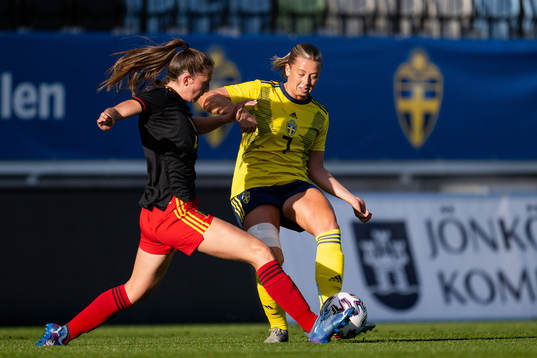Fran Meersman of Belgium and Cornelia Kapocs of Sweden