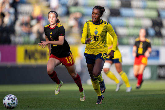 Zoe Van de Cloot of Belgium and Evelyn Ijeh of Sweden