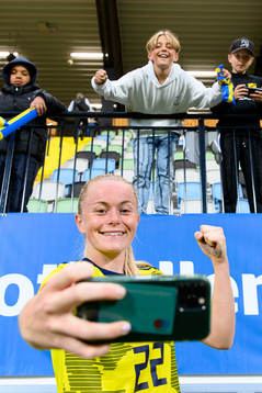 Zara Jönsson of Sweden takes pictures with the supporters