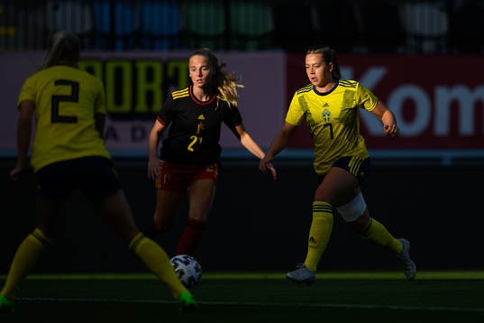 Tess Lameir of Belgium and Cornelia Kapocs of Sweden
