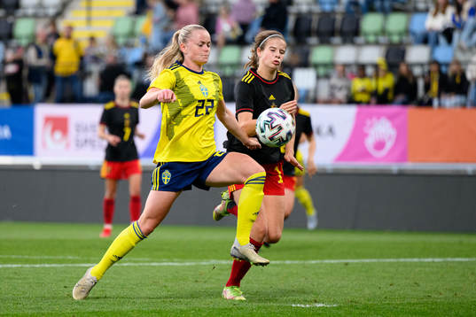 Zara Jönsson of Sweden and Zoe Van de Cloot of Belgium
