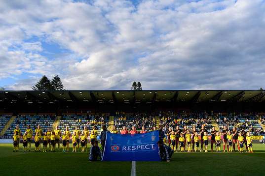 Players of Sweden and of Belgium at lineup