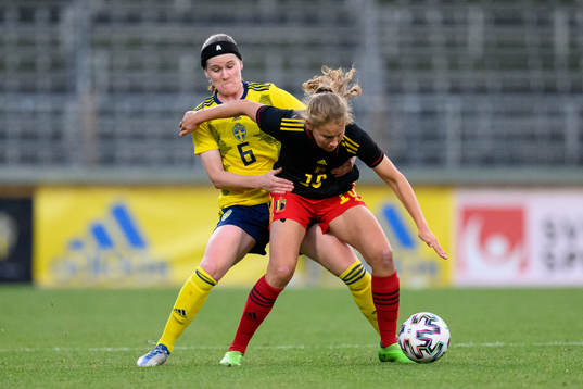 Linn Vickius of Sweden and Luna Vanzeir of Belgium