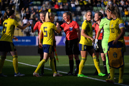 Referees Josefine Bastås, Sandra Almqvist and Camilla