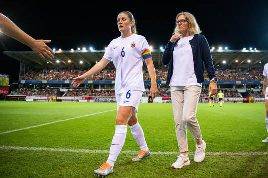 Maren Mjelde and Hege Riise, head coach of Norway, at