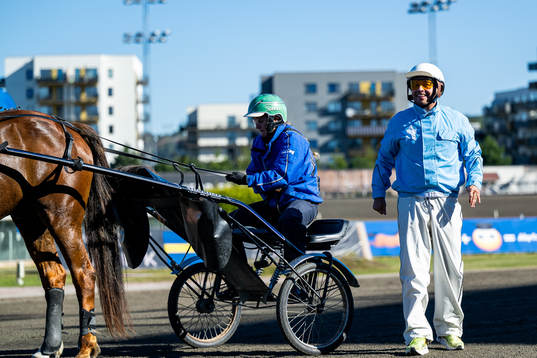Kungälvs tränare Hamed Khazrai kör ett travlopp
