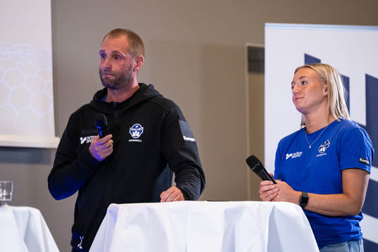 Hallbys tränare Joachim Löfstedt och Elin Johansson