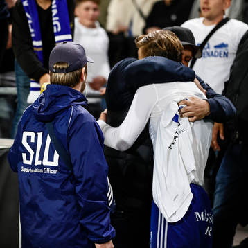 IFK Norrköpings Christoffer Nyman ger bort sin matchtröja