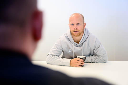 Frölundas Ryan Lasch blir intervjuad