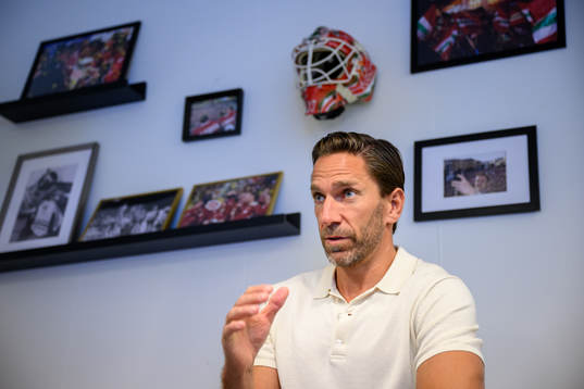 Frölundas Joel Lundqvist blir intervjuad