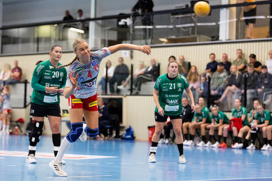 Skövdes Matilda Forsberg skjuter en straff