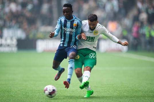 Djurgårdens Amadou Doumbouya och Hammarbys Mohanad Jeahze